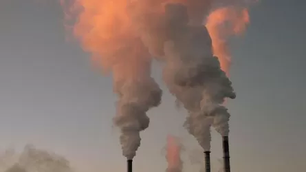 Кто испортил воздух: в Атырау проверят НПЗ после жалоб на запах серы 