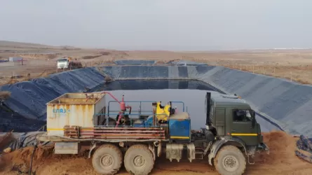 Нефтяной фонтан аварийно &laquo;забил&raquo; в Узбекистане 