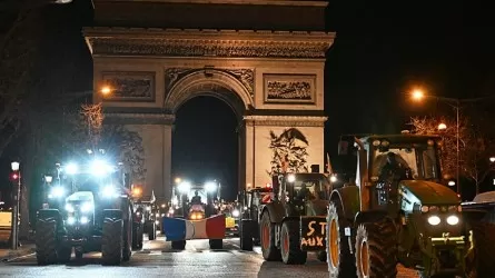 Фермеры протестуют: 350 тракторов въехали в Париж