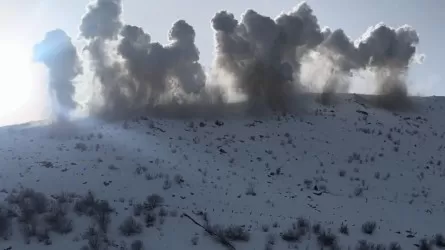 Тысячи кубометров снега спустили в горах Казахстана 