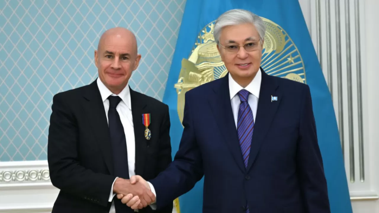 Токаев наградил главу FIS орденом "Достық" 