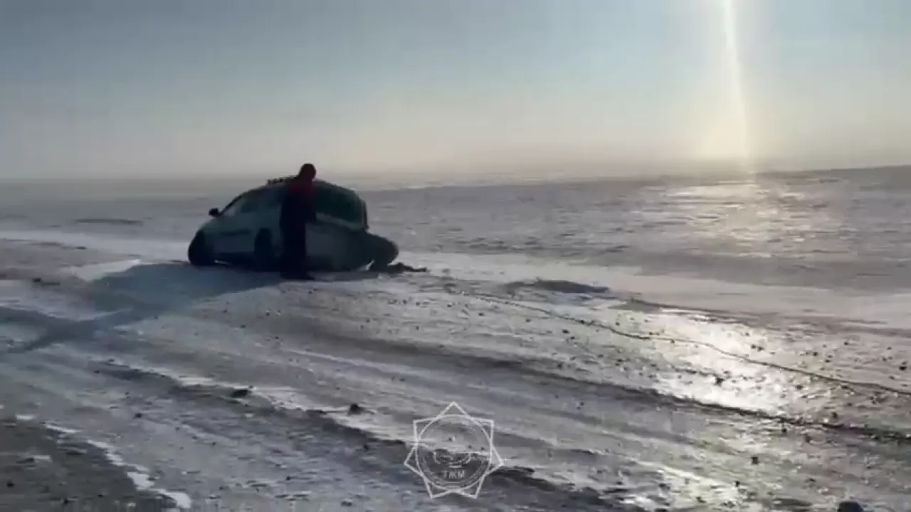 Спасатели МЧС вытащили из кювета улетевшее авто с иностранцами