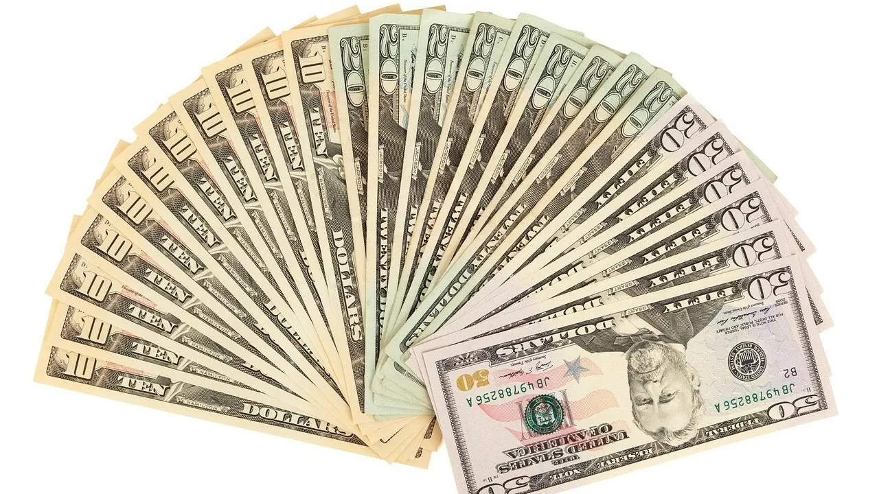 Официальный курс против рынка: доллар остается на высоких позициях 