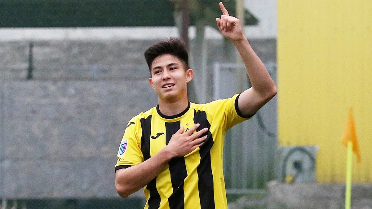 Қаршадай қазақ футболшысы әлемдік рейтингте көш бастады