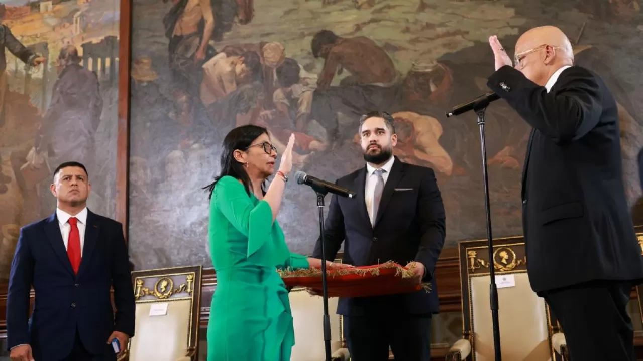 Делси Родригес Венесуэланың уақытша президенті ретінде ант қабылдады