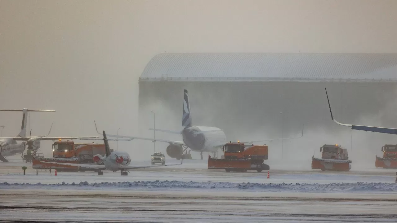 Буран накрыл Астану: есть ли задержки рейсов в аэропорту