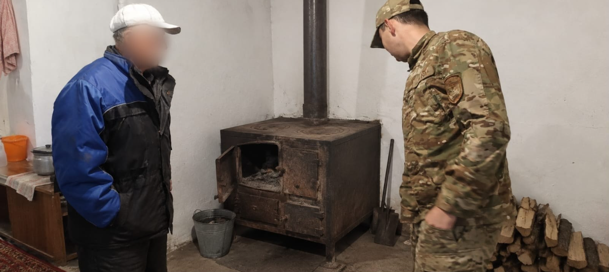 Чтобы не допустить пожаров, спасатели проводят массовые обходы домов в РК 