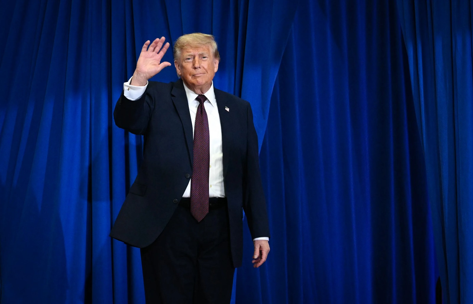 Трамп сенатордың &laquo;ұялы нөмірін&raquo; жариялап, халықты оған қоңырау шалуға шақырды