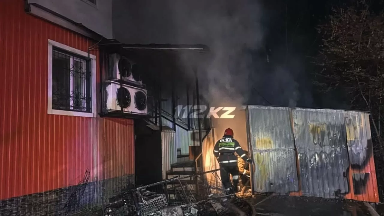 Магазин в жилом доме загорелся в Костанае