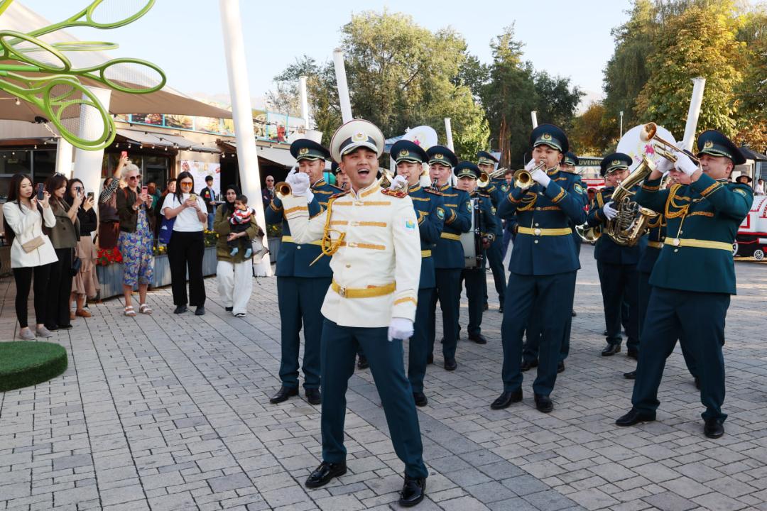 Казахстанские хиты и строевую подготовку подарил казахстанцам оркестр Нацгвардии