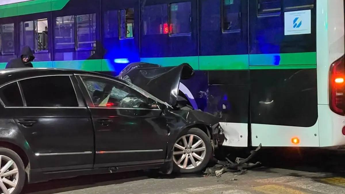 &laquo;Полициядан қашқан&raquo;: Қостанайда көлік жүргізушісі автобусқа соғылып, көз жұмды