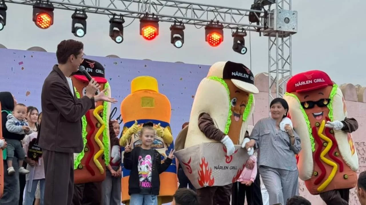 Гигантский хот-дог и тысячи гостей: в Шымкенте с размахом прошел Street Food Fest