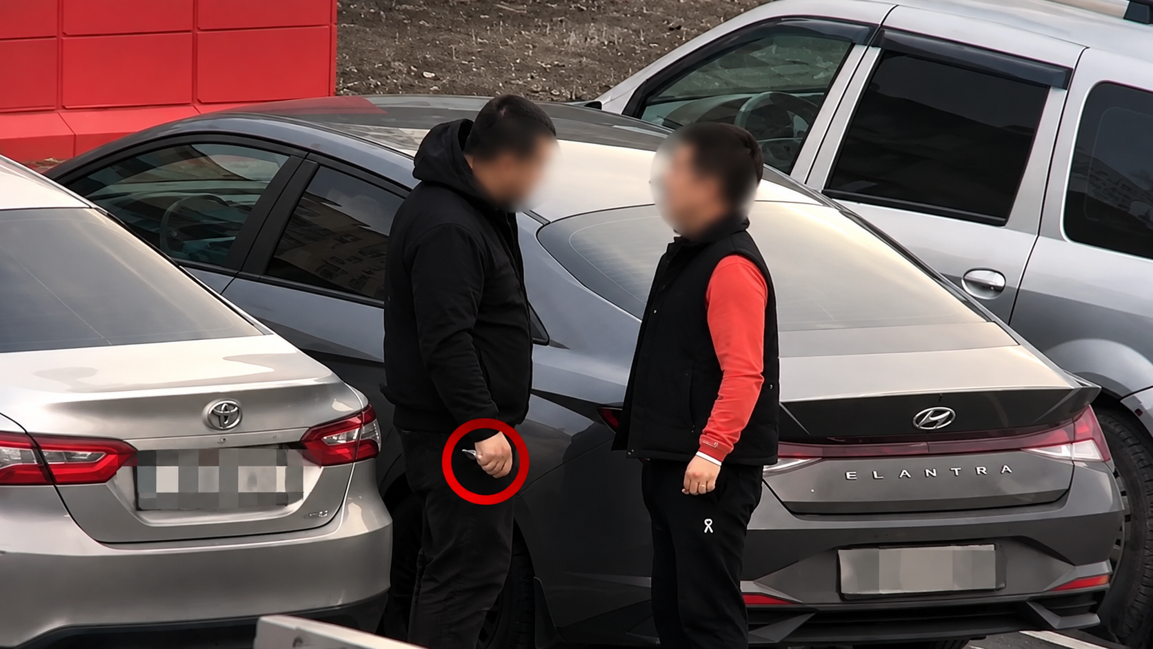 В Астане молодых людей наказали за выброшенные на улице окурки 