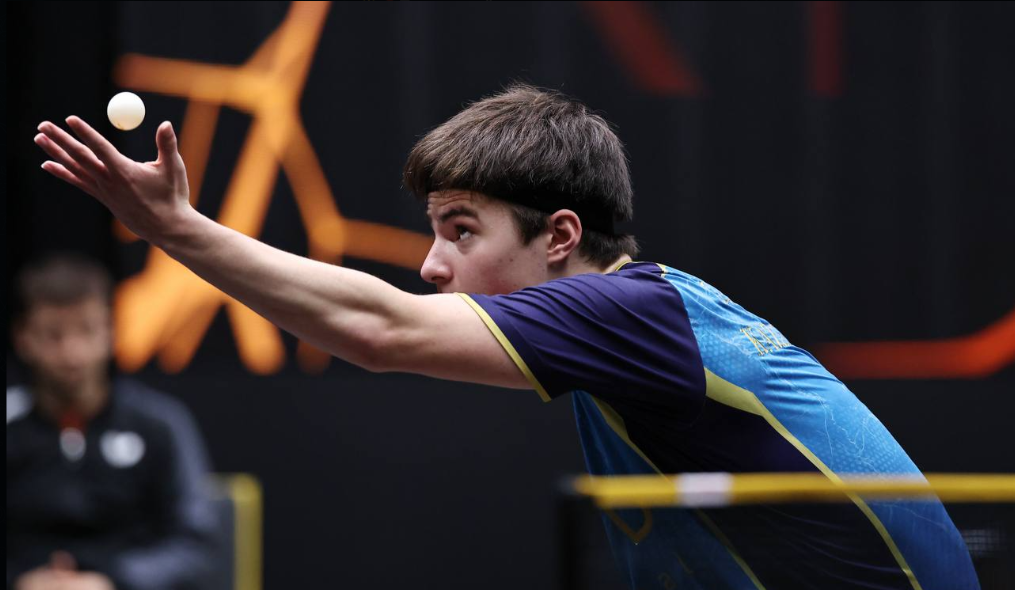 Алан Курмангалиев разгромил соперника и стартовал с победы на WTT China Youth Smash  