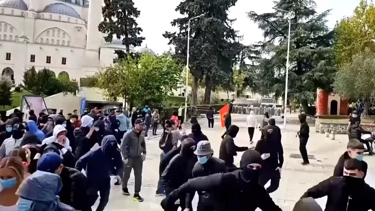 Массовые протесты в Албании: атакованы правительственные здания