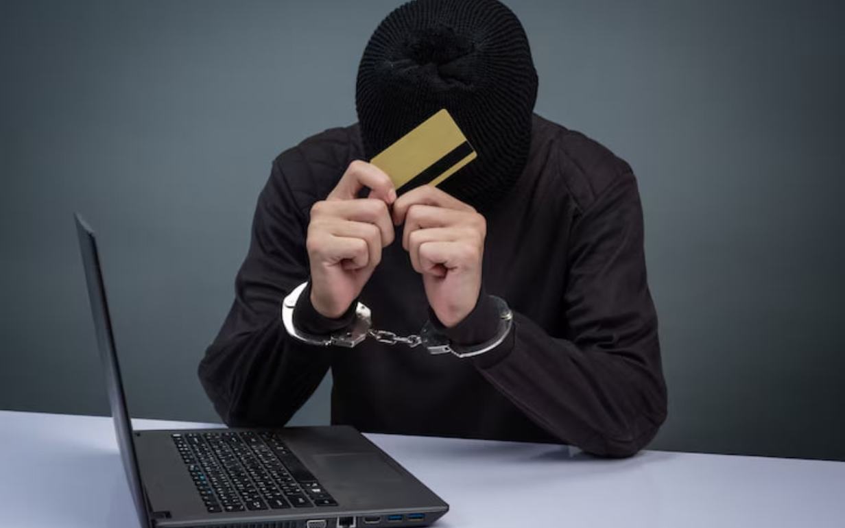 Семейде 6 студент дроппер болып, алаяқтарға 16 млн теңге аударуға көмектескен