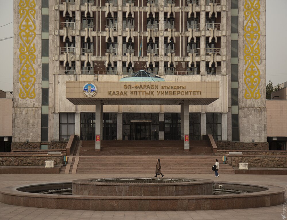 Күмәнді сөмке: Алматыдағы жоғарғы оқу орындарының бірінде студенттер эвакуацияланды