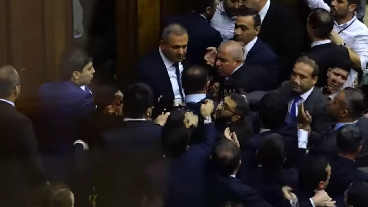 Драка в парламенте Армении закончилась вызовом скорой помощи 