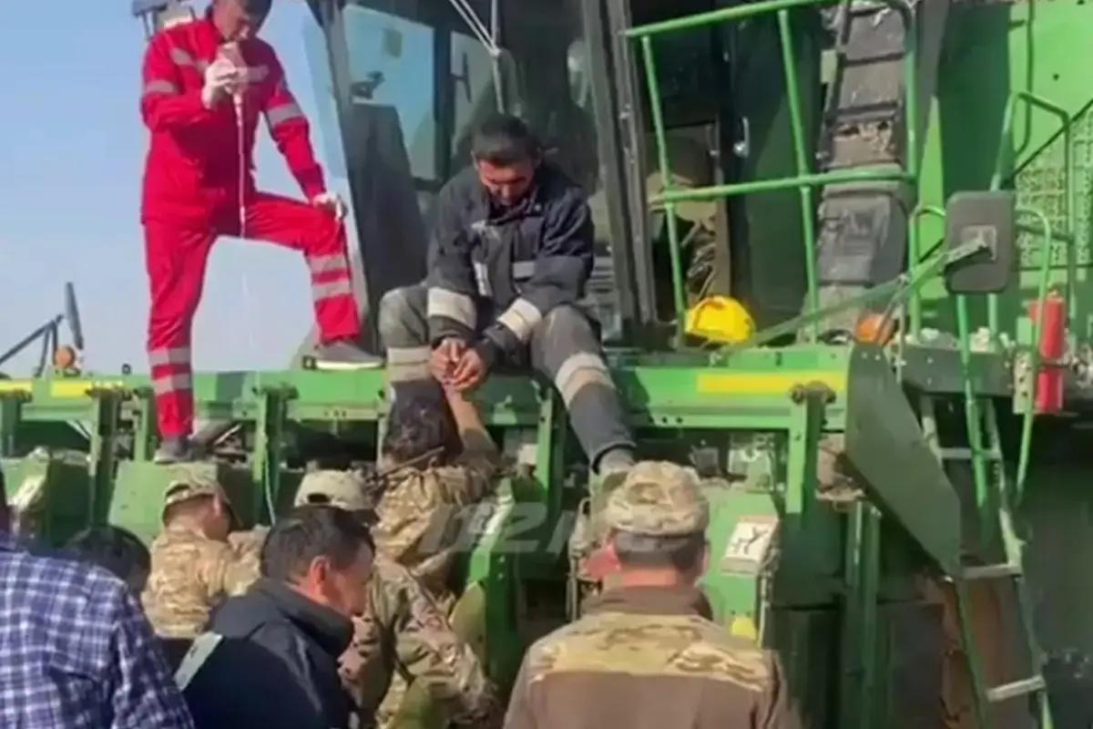 Түркістан облысында жасөспірімнің аяғы комбайнға қысылып қалды