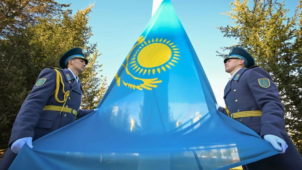 Токаев принял участие в церемонии поднятия Государственного флага