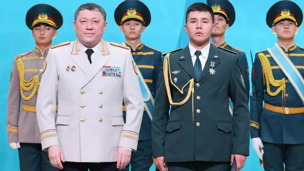 Спасенные жизни и особая награда: гвардеец первым получил медаль имени Газиза Байтасова