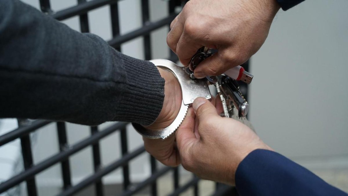 Қоғамдық орында мас болып жүрген тұрғын 5 тәулікке қамалды