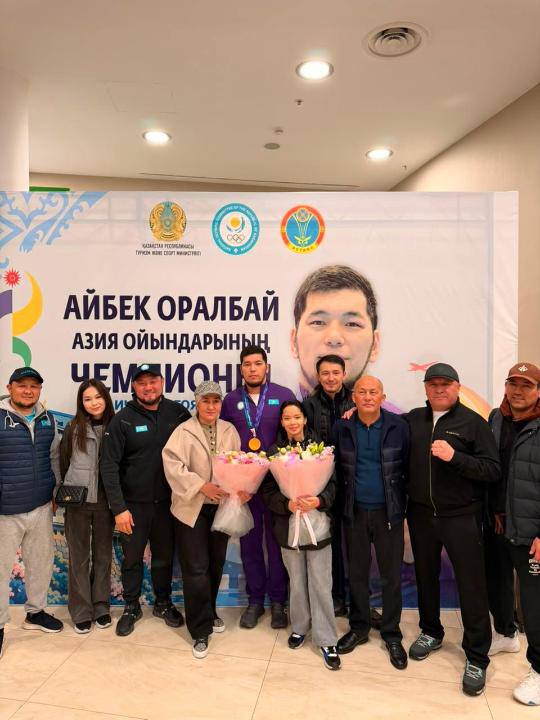 Боксшы Айбек Оралбайды астаналық жанкүйерлер сән-салтанатпен күтіп алды