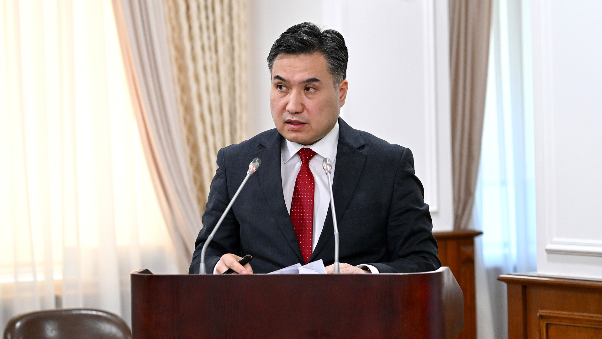 Екі пәтер, Toyota Camry, 1,2 млн теңге жалақы: Еңбек министрі қай санатқа жататынын ашық көрсетті