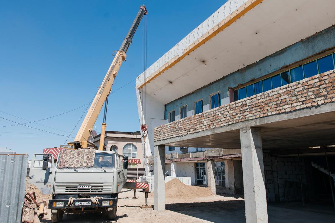 Атырау вокзалын жөндеу кезінде жұмысшы 5 метр биіктіктен құлап, басынан жарақат алды