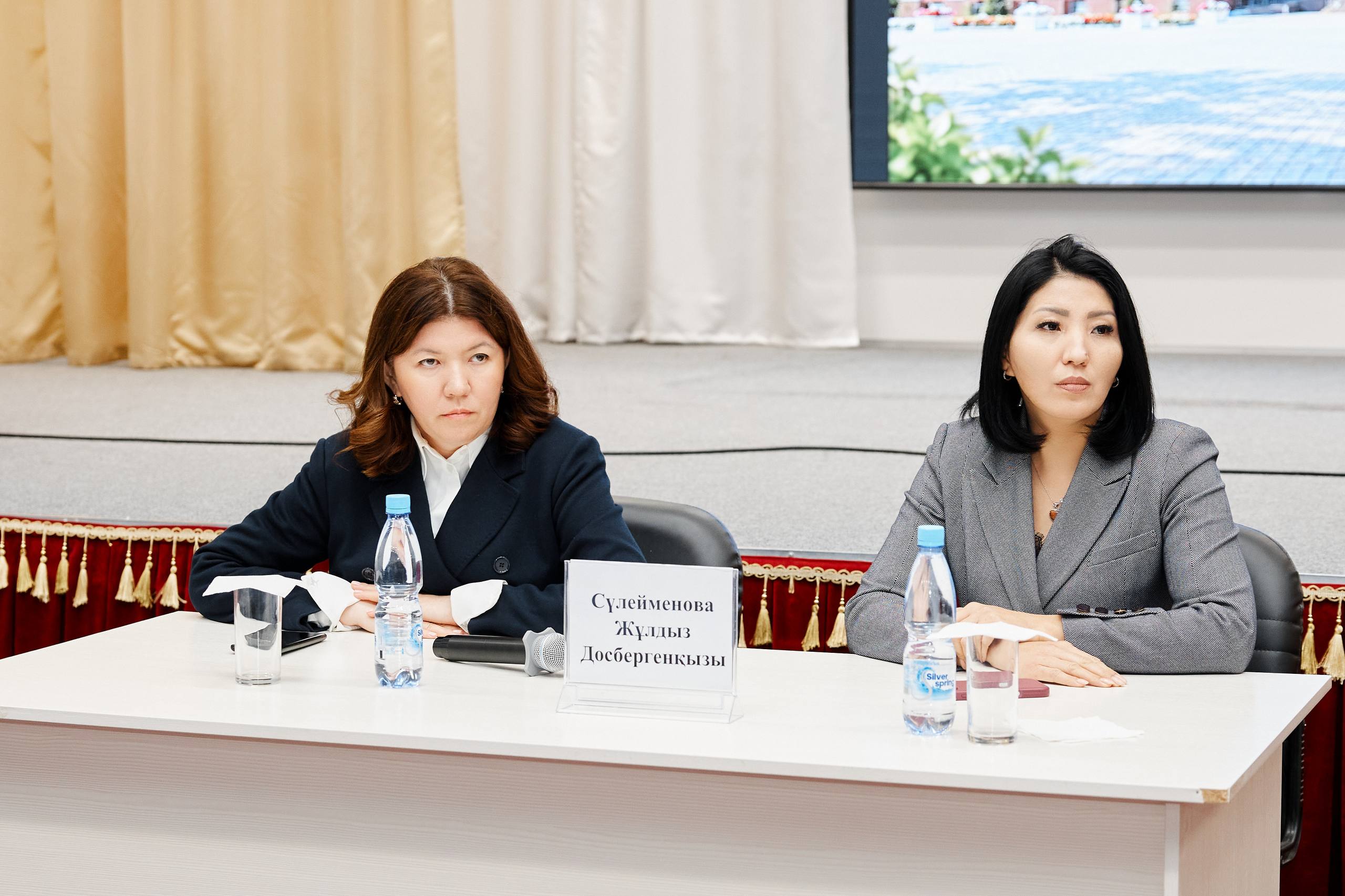 Жұлдыз Сүлейменова Қоянды ауылындағы мұғалімдермен кездесті