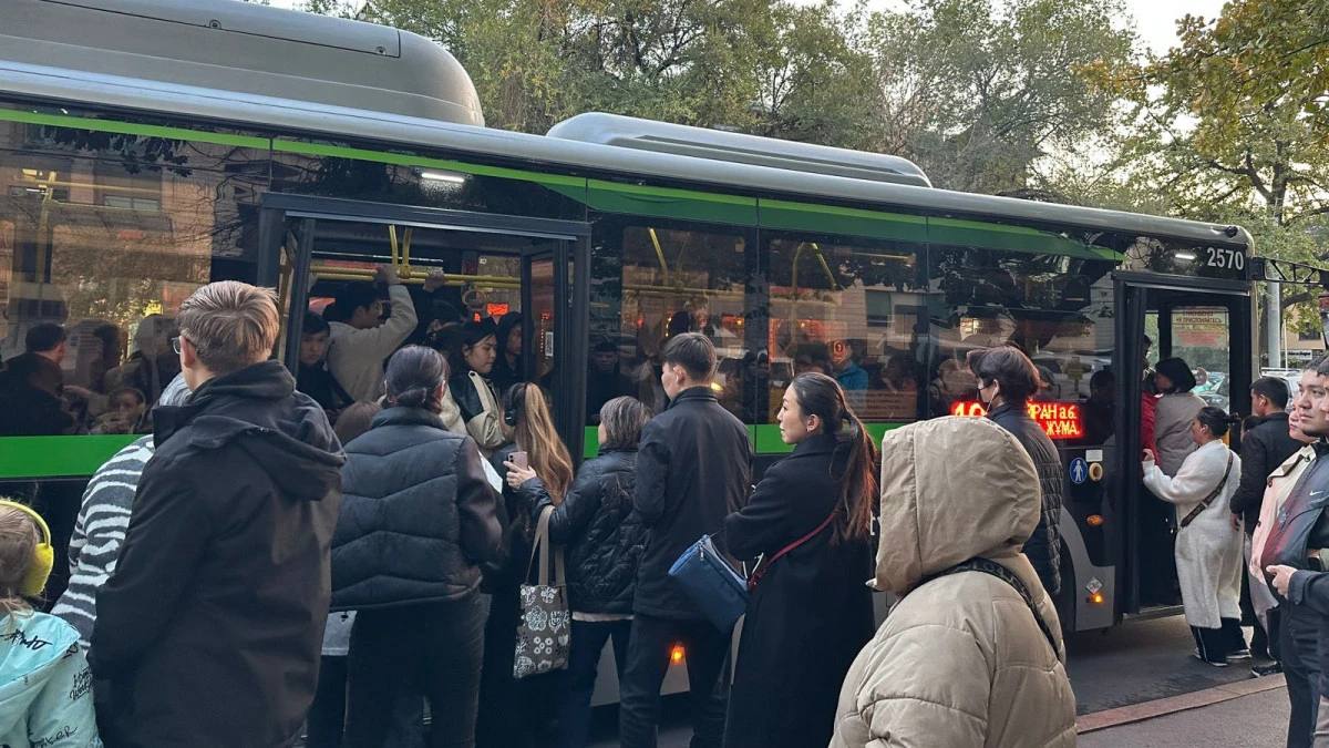 Алматыда жолаушылар көп жиналатын аялдамаларға қосымша автобустар жіберіледі