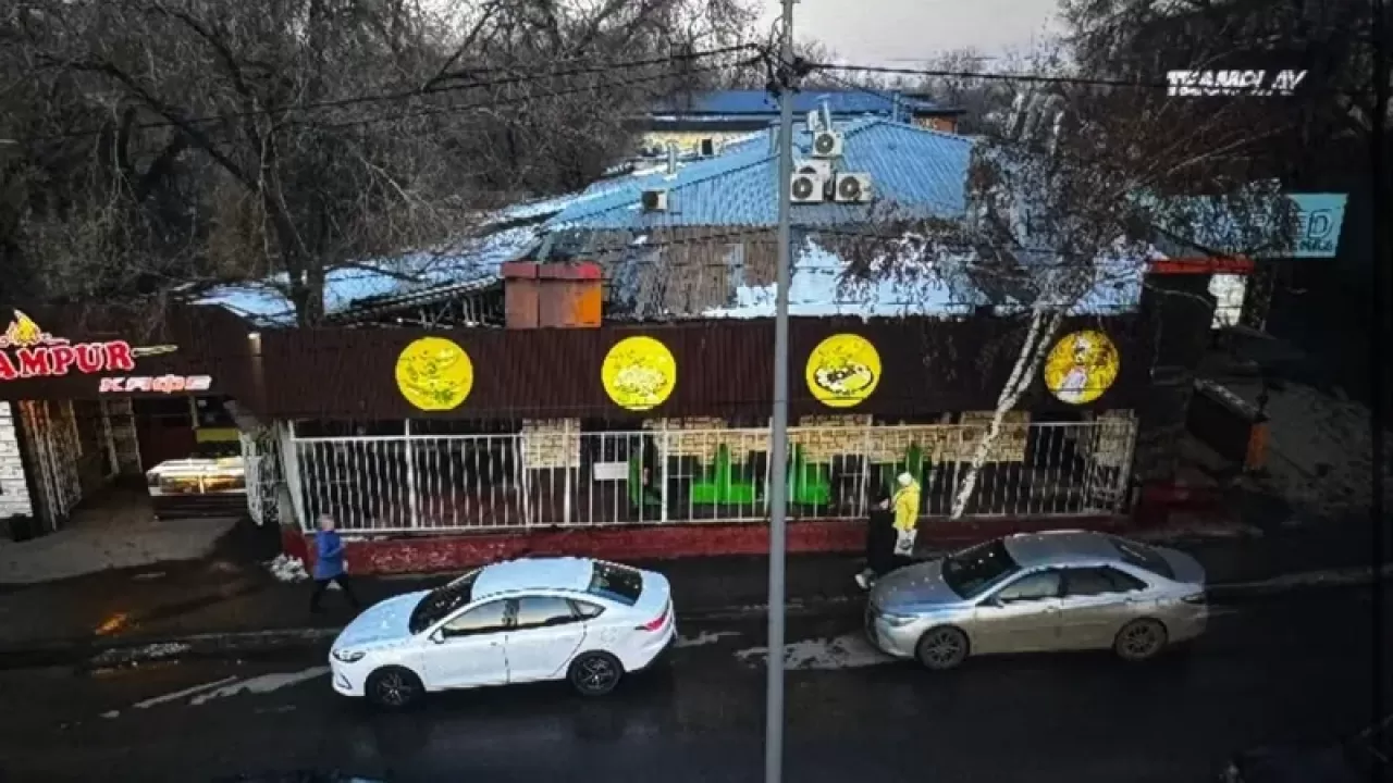 Незаконную пристройку к кафе сносят в Алматы