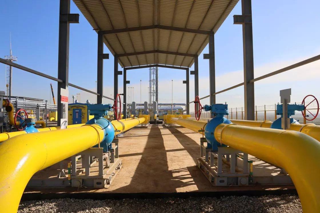 Орал қаласында жалаңаш күйде газ құбырына шыққан ер адам қамауға алынды