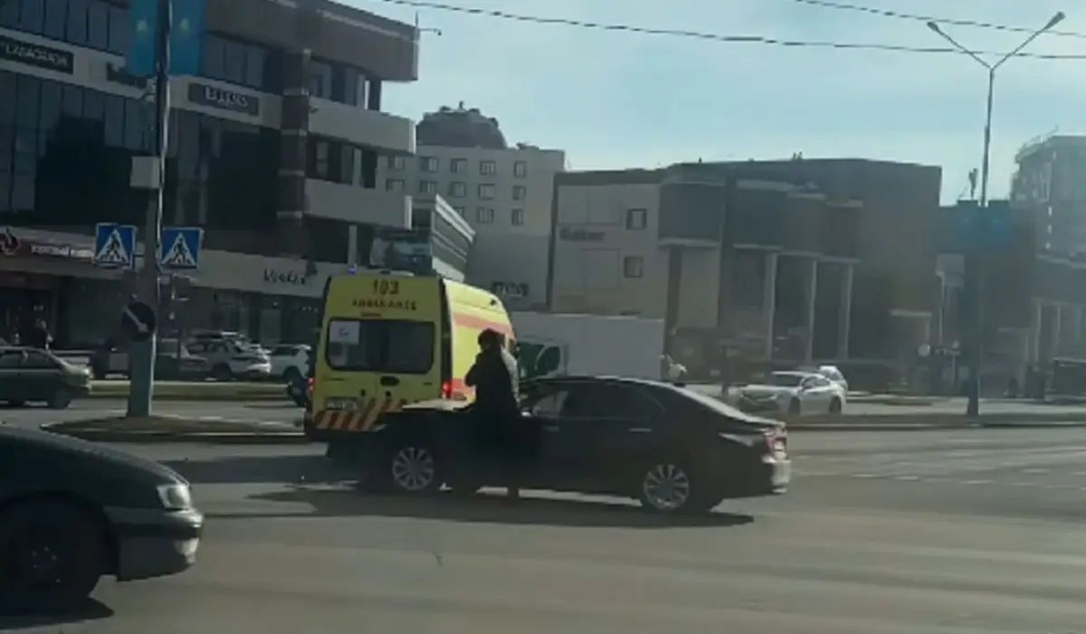 Өскеменде жеңіл көлік пен жедел жәрдем бетпе-бет соқтығысты