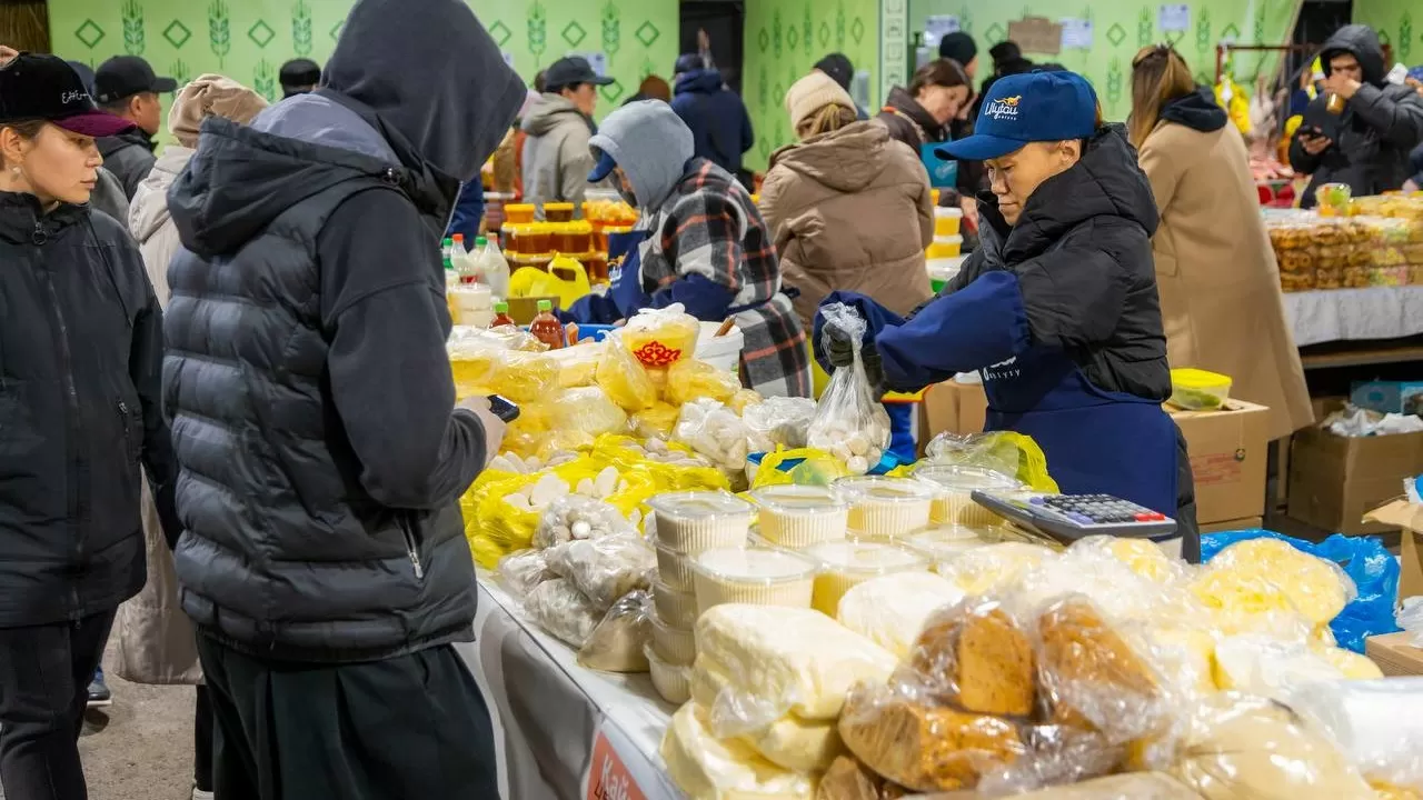 Секрет низких чеков: где казахстанцы скупают сотни тонн свежих продуктов без наценок