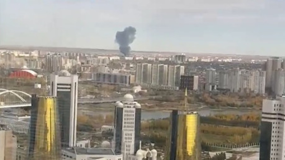 Астанада екі қабатты ғимарат өртеніп жатыр
