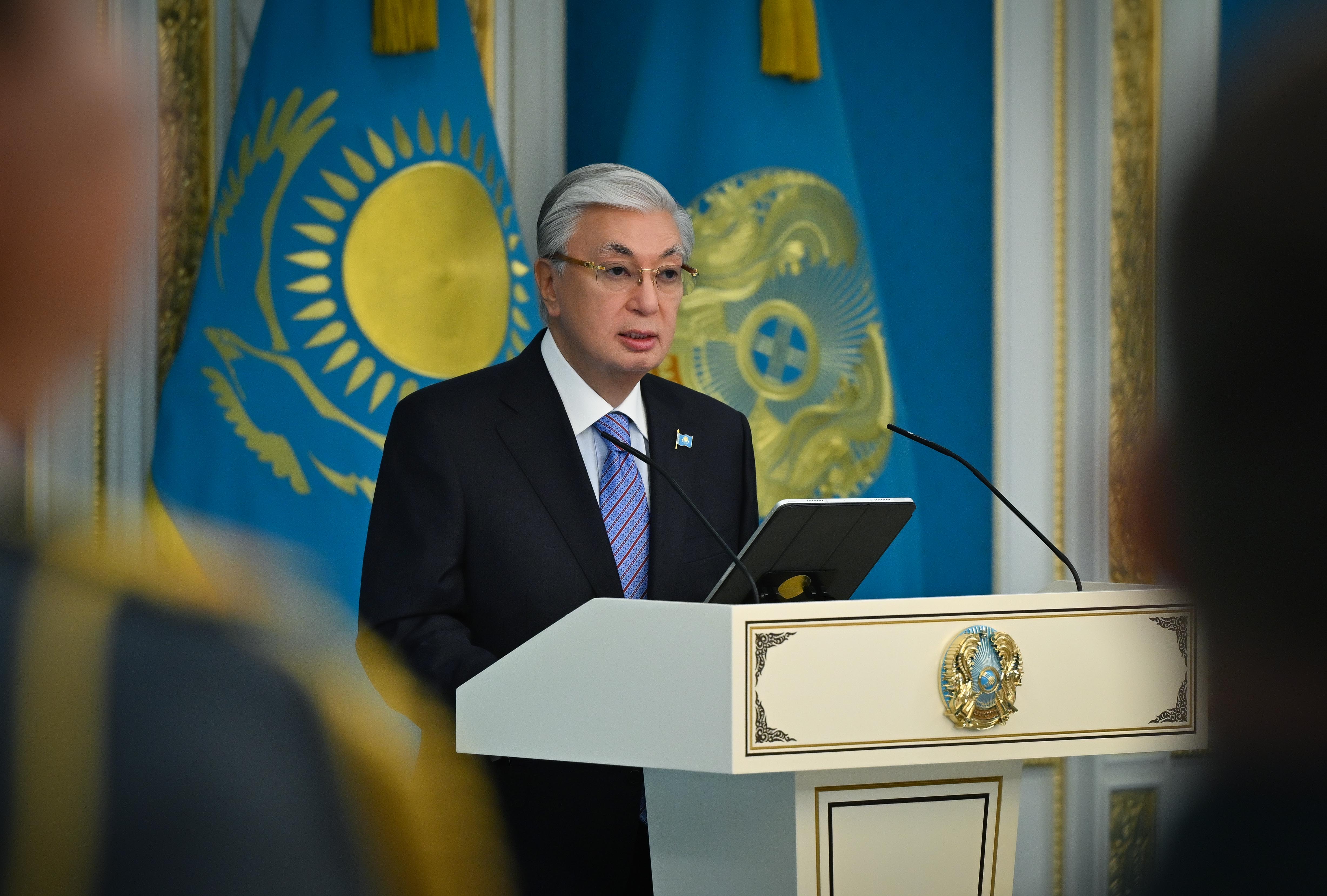 Герои мирного времени: президент поздравил спасателей с профессиональным праздником
