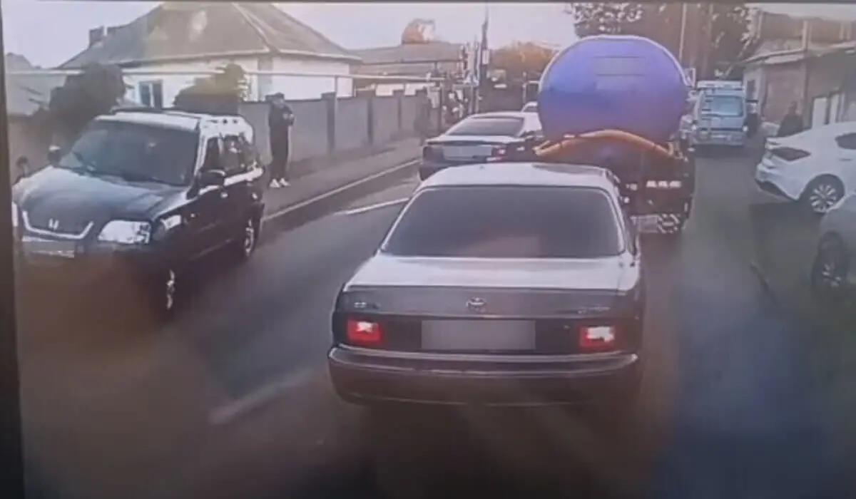 Алматы облысында жүргізуші бірнеше көлікті соғып, жол жиегіндегі 2 бозбаланы қағып кетті