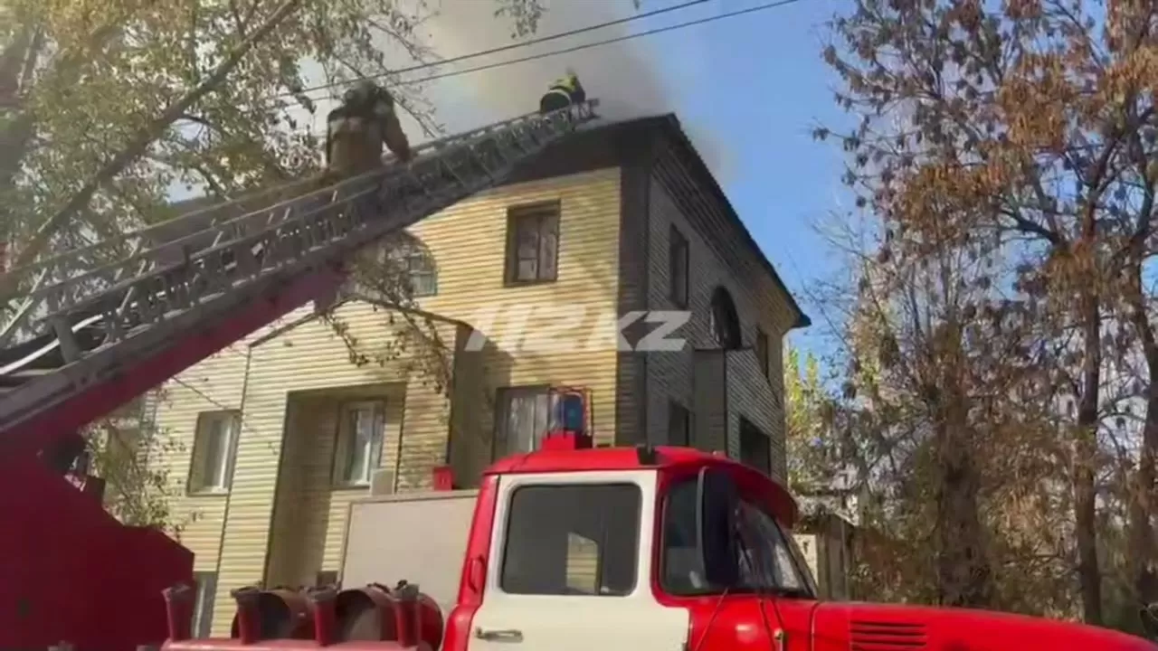 Өскеменде үш қабатты тұрғын үйдің шатыры өртенді