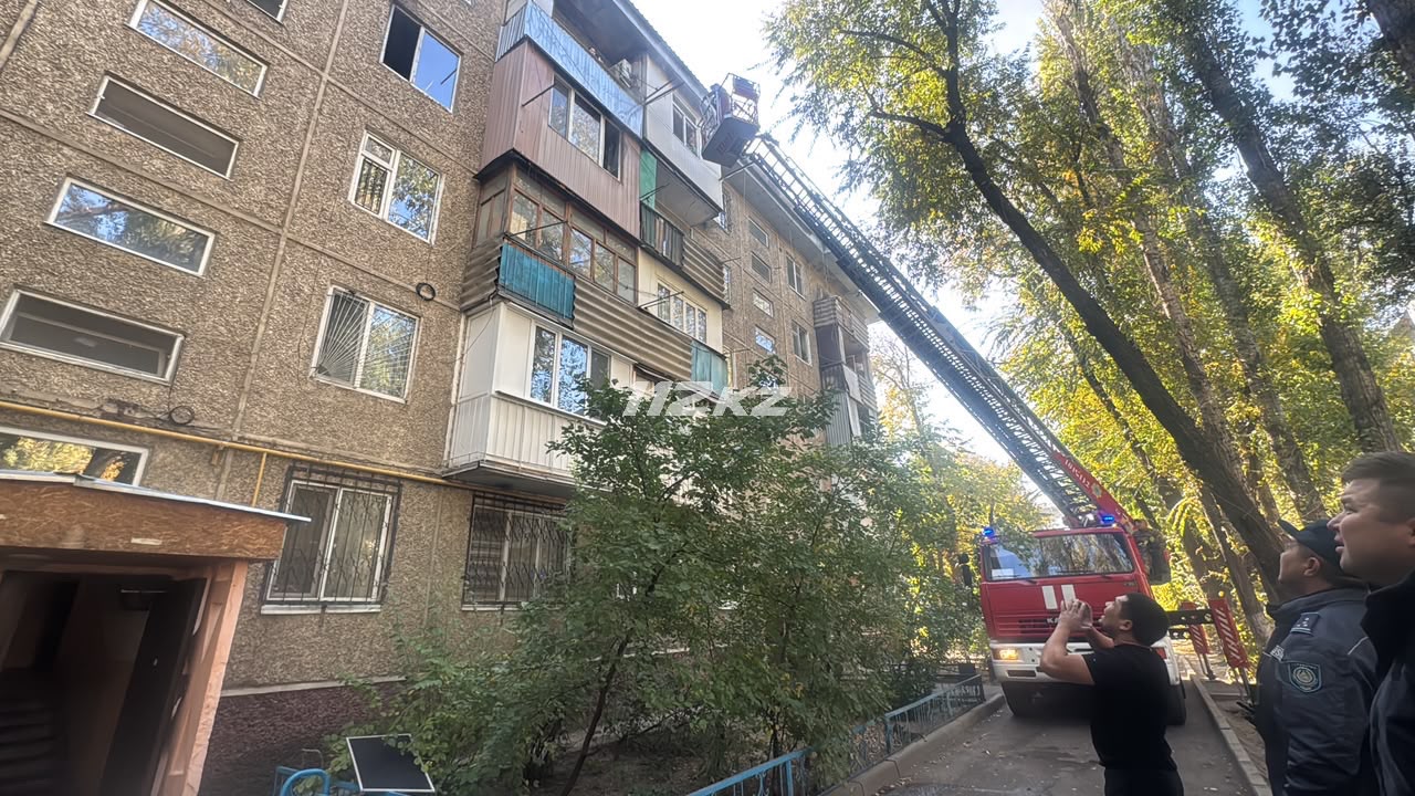 Таразда көппәтерлі тұрғын үй өртеніп, 16 адамды эвакуацияланды