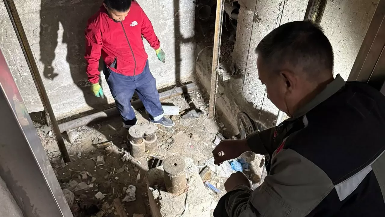  Три человека обратились за медицинской помощью из-за падения лифта в Атырау 