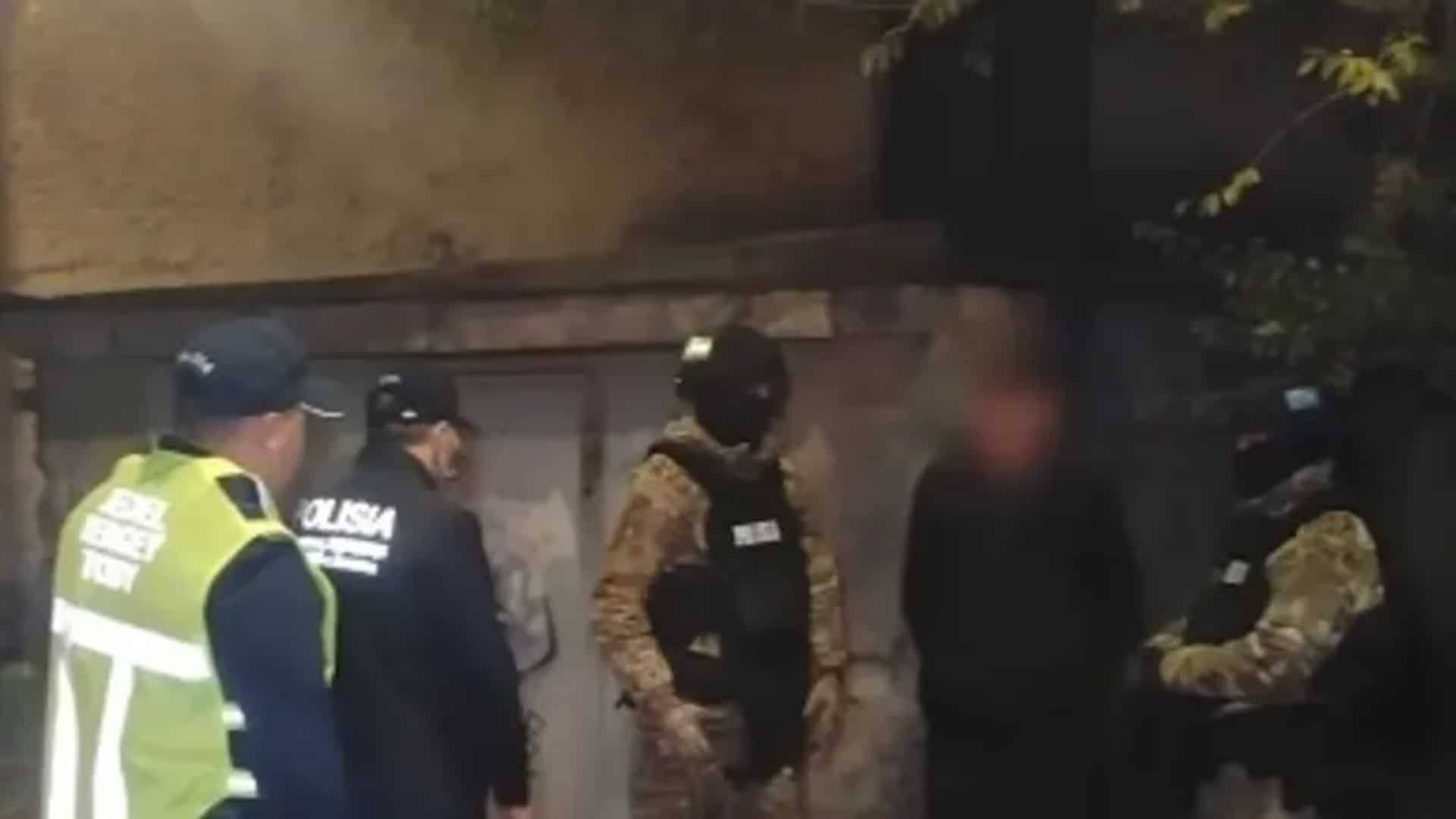 Алматыда қару алып жүрген күдікті ұсталды