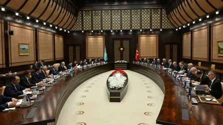Президенты Казахстана и Турции провели переговоры в расширенном составе