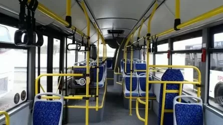 Четыре автобуса объезжают закрытую улицу правого берега Астаны 