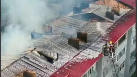 Масштабное ЧП в Конаеве: спасатели эвакуировали 120 человек при пожаре в жилом доме