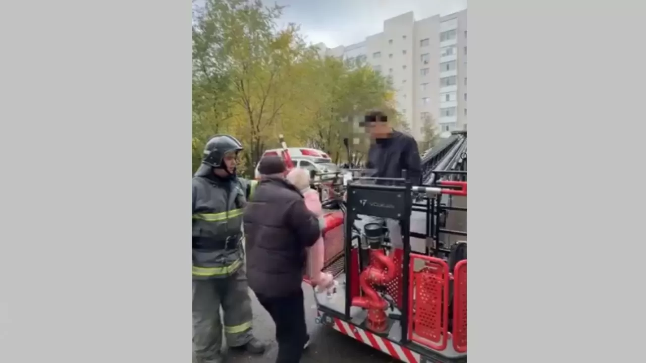 Четверых детей и 13 взрослых вывели из задымленной многоэтажки в Астане 