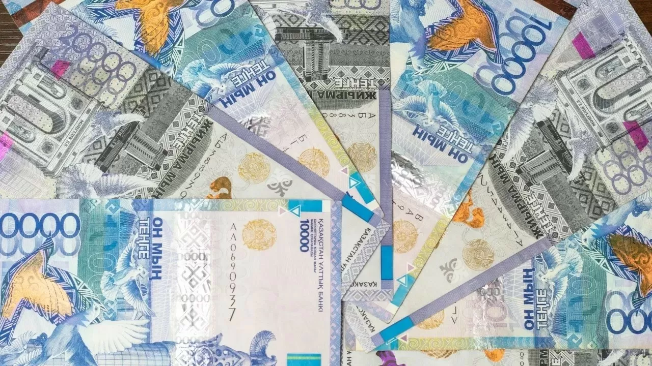 Кому в Казахстане повысили зарплаты в 2026 году 