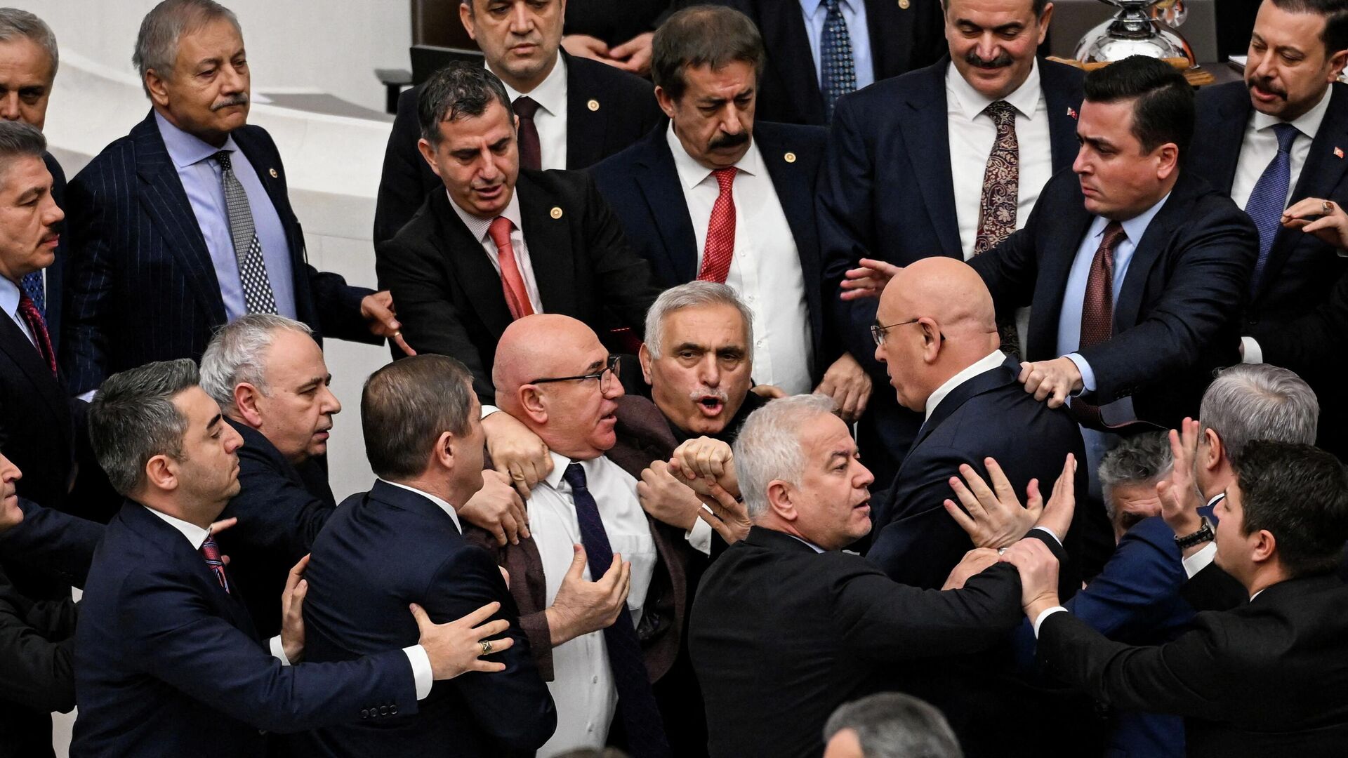 Түркия парламентінде депутаттар төбелес шығарды