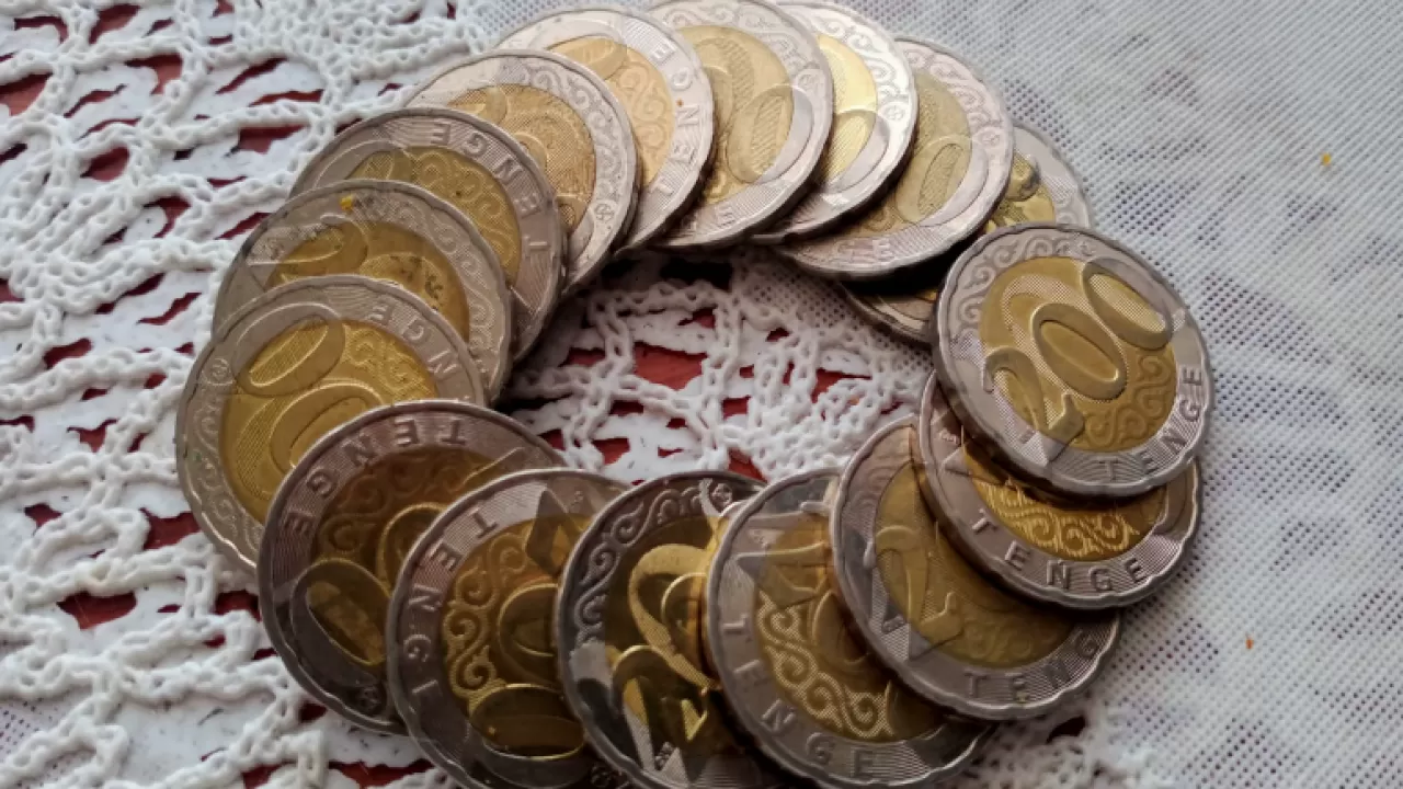 Ослабление тенге впервые за неделю зафиксировали на KASE  