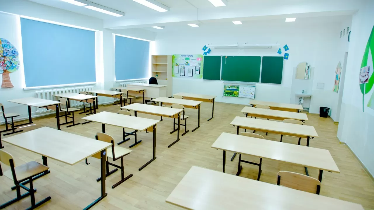 Вторую смену школьников Астаны отправили на дистанционку  